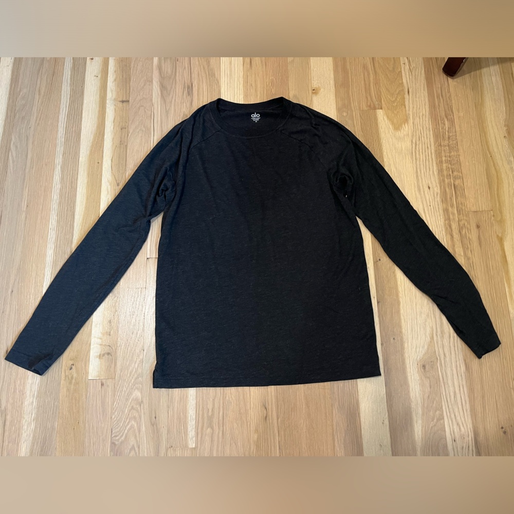 Alo Triumph long sleeve tee black heather. Mens size medium